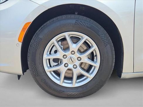 Used 2023 Chrysler Pacifica Touring-L FWD image 24