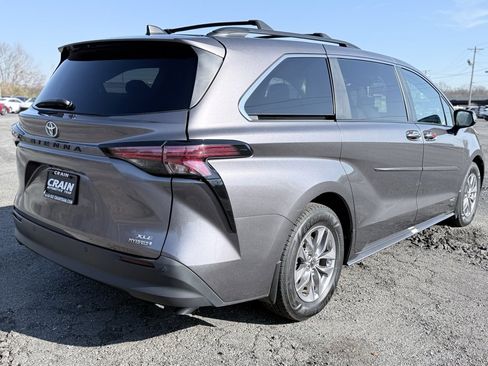 Used 2021 Toyota Sienna XLE image 8