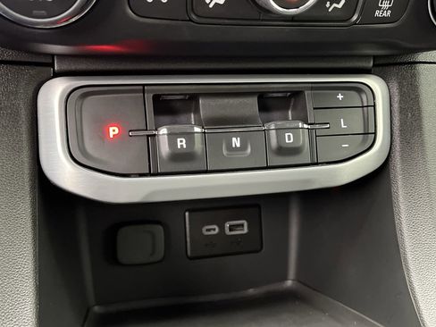 Certified 2023 GMC Acadia SLE w/ Driver Convenience Package image 26