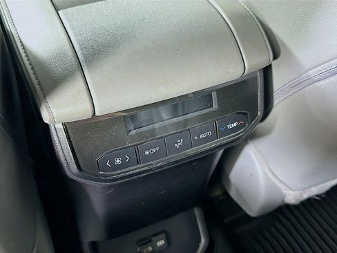 Used 2023 Toyota Highlander XLE AWD/4WD image 31