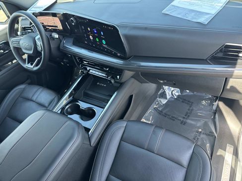 Used 2025 Chevrolet Suburban RST image 33