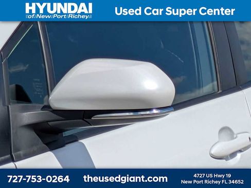 Used 2022 Toyota Prius Prime LE image 11