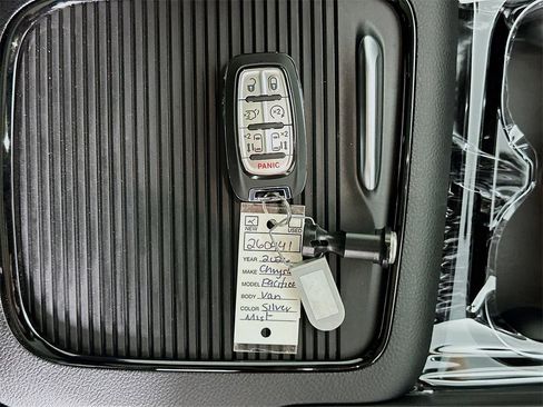 New 2026 Chrysler Pacifica Limited w/ Uconnect Theater Family Group image 20