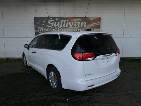 Used 2018 Chrysler Pacifica L image 3