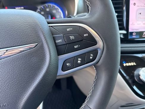 Used 2023 Chrysler Pacifica Touring-L AWD/4WD image 25