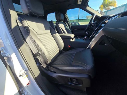 Used 2023 Land Rover Discovery S R-Dynamic image 13