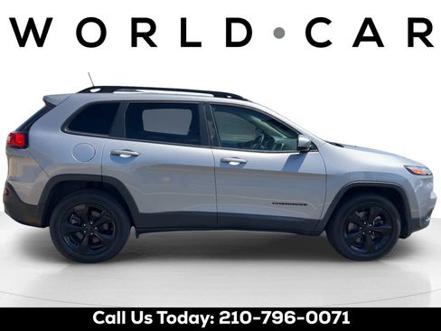 Used 2018 Jeep Cherokee Latitude w/ Altitude Package AWD/4WD image 8