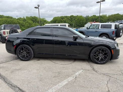 Used 2019 Chrysler 300 Touring w/ Sport Appearance Package RWD image 8