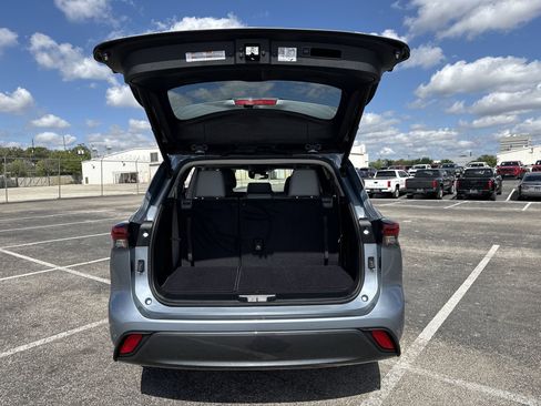 Used 2023 Toyota Highlander Limited image 21