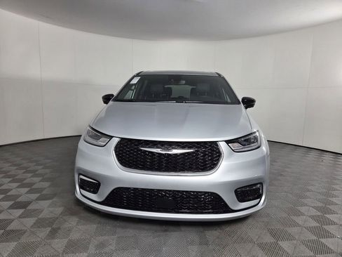 New 2026 Chrysler Pacifica Limited w/ Uconnect Theater Family Group FWD image 9