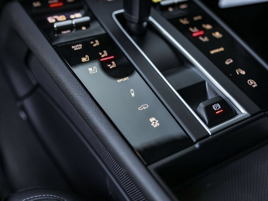 Certified 2026 Porsche Macan AWD/4WD image 25