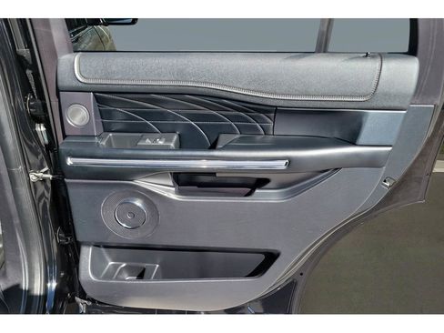 Used 2018 Ford Expedition Platinum image 25