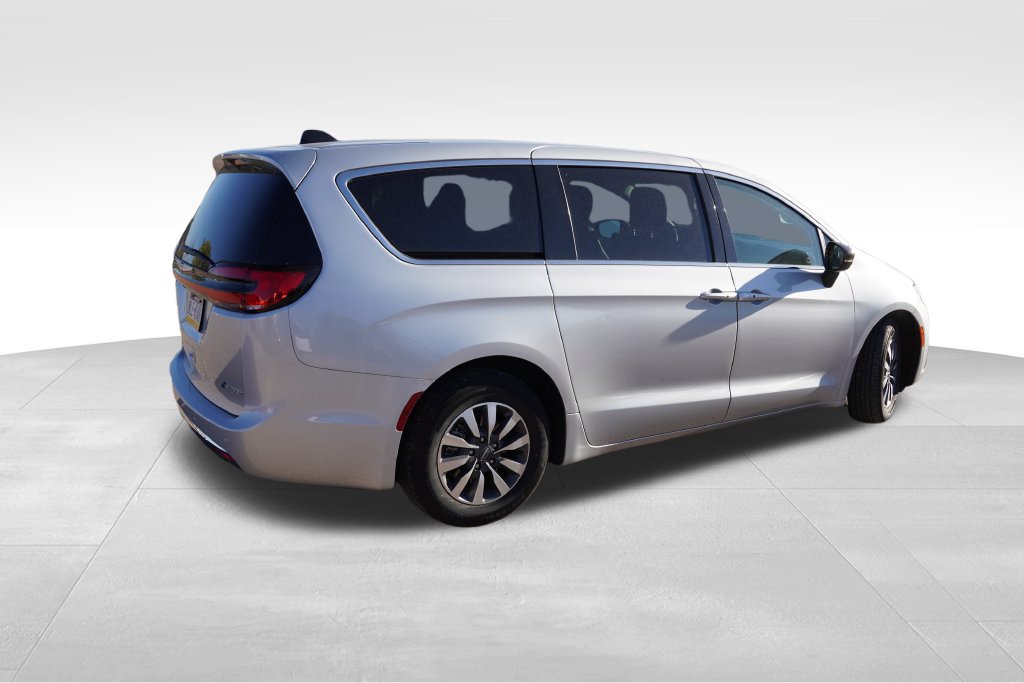 Used 2024 Chrysler Pacifica Limited FWD image 3