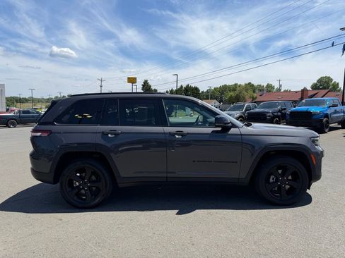 Used 2023 Jeep Grand Cherokee Altitude AWD/4WD image 2