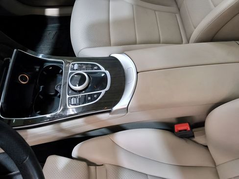 Used 2019 Mercedes-Benz GLC 300 4MATIC w/ Premium Package image 18