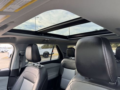 Used 2022 Ford Explorer XLT w/ Equipment Group 202A image 25