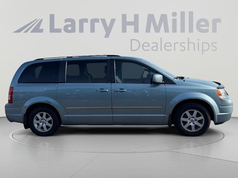 Used 2010 Chrysler Town & Country Touring FWD image 7