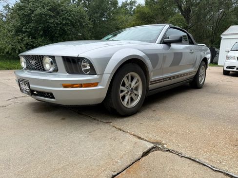 Used 2007 Ford Mustang Convertible RWD image 4
