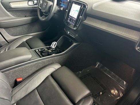 Certified 2025 Volvo XC40 B5 Plus AWD/4WD image 15
