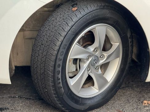 Used 2015 Hyundai Elantra SE image 12