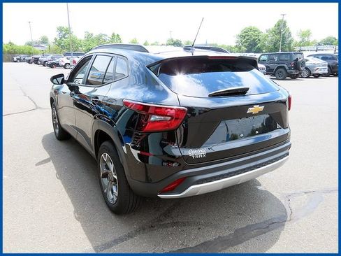 Used 2025 Chevrolet Trax LT FWD image 5