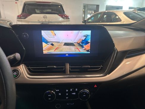 Used 2025 Chevrolet Trax LT image 17