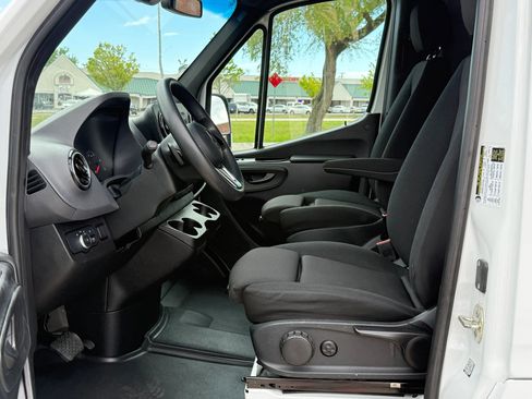 Used 2021 Mercedes-Benz Sprinter 2500 image 16