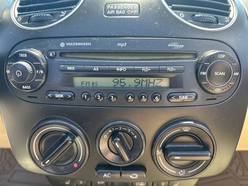 Used 2007 Volkswagen Beetle Convertible w/ Package 1 FWD image 23