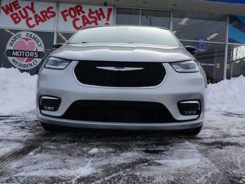 Used 2024 Chrysler Pacifica Touring-L image 3