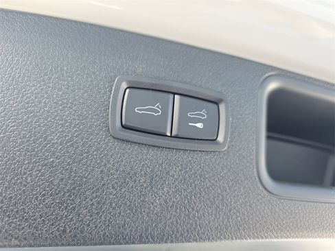 Certified 2025 Porsche Macan image 18