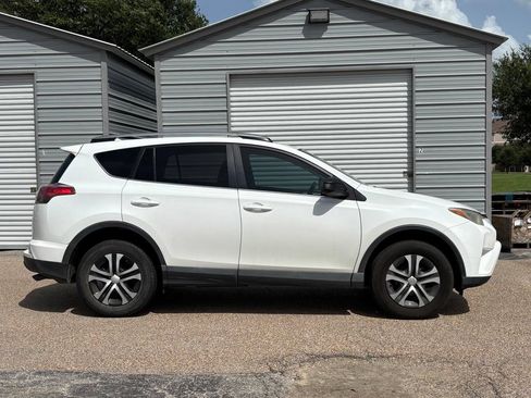 Used 2017 Toyota RAV4 LE AWD/4WD image 4
