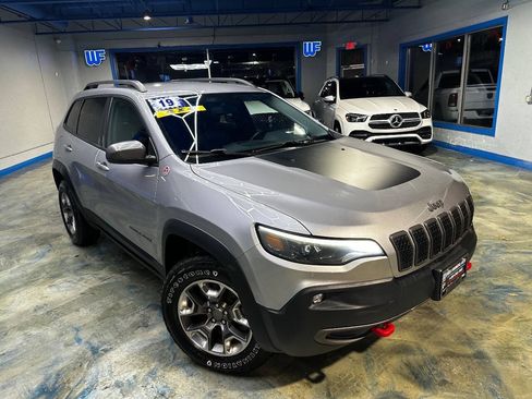 Used 2019 Jeep Cherokee Trailhawk w/ Cold Weather Group AWD/4WD image 4