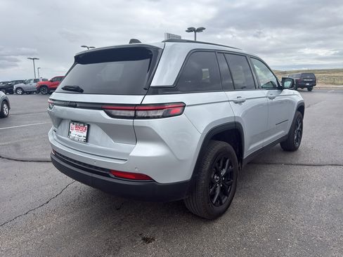 Used 2025 Jeep Grand Cherokee Altitude AWD/4WD image 5