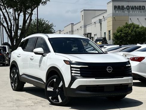 Used 2025 Nissan Kicks SR AWD/4WD image 2