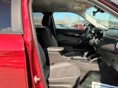 Used 2025 Chevrolet TrailBlazer LT w/ LT Cold Weather Package image 19