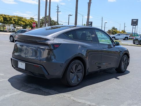 Used 2026 Tesla Model Y Long Range RWD image 6