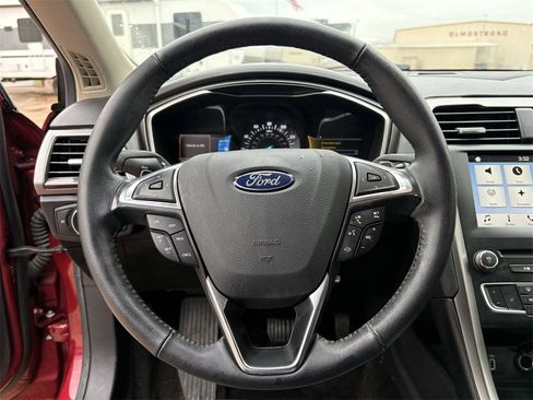 Used 2017 Ford Fusion SE w/ Fusion SE Technology Package image 12