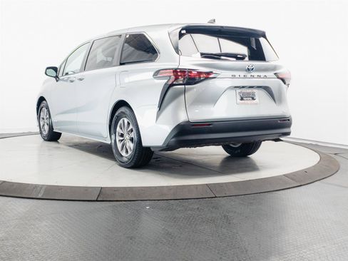 Used 2021 Toyota Sienna LE image 9