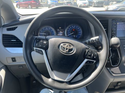 Used 2018 Toyota Sienna LE w/ Carpet Mat Package FWD image 17