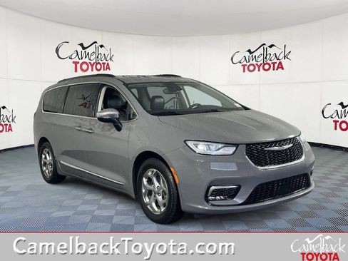 Used 2023 Chrysler Pacifica Limited image 1