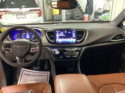 Used 2025 Chrysler Pacifica Pinnacle image 19