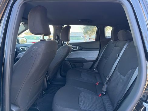 Used 2023 Jeep Compass Sport image 5