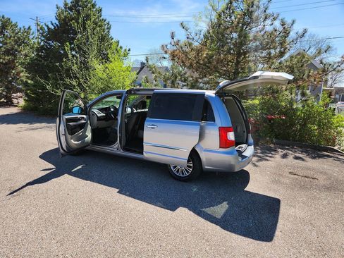Used 2013 Chrysler Town & Country Touring-L w/ Entertainment Group #2 image 19