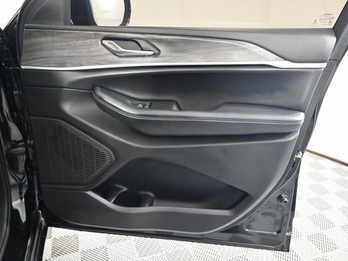 Used 2023 Jeep Grand Cherokee Limited w/ Black Appearance Package image 12