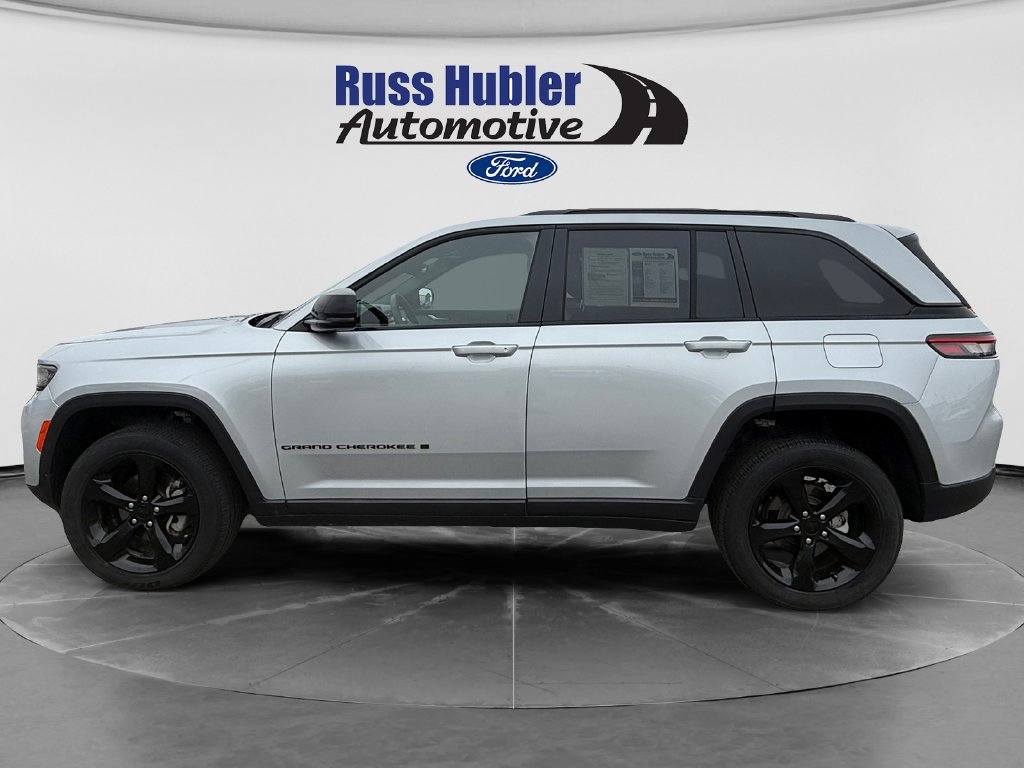 Used 2023 Jeep Grand Cherokee Altitude AWD/4WD image 2