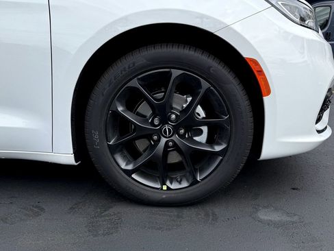 New 2026 Chrysler Pacifica Limited w/ S Appearance Package image 9