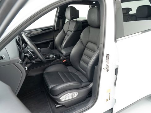 Certified 2025 Porsche Macan AWD/4WD image 5