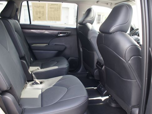 Used 2025 Toyota Highlander Limited AWD/4WD image 23
