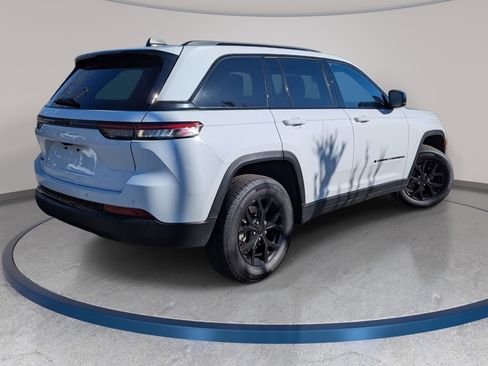 Used 2025 Jeep Grand Cherokee Altitude image 5