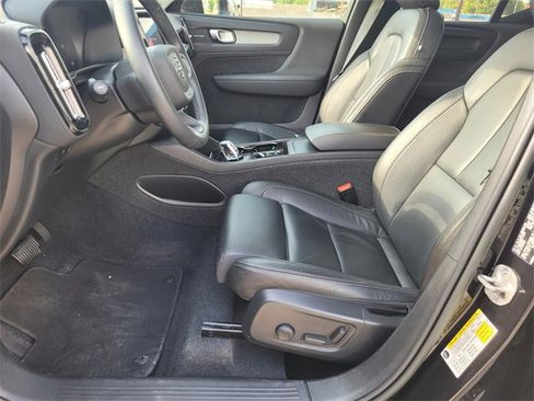 Used 2023 Volvo XC40 B4 Ultimate image 15